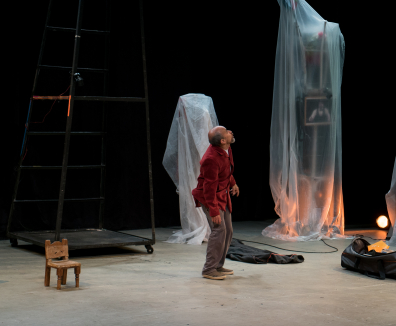 Hombre actuando en teatro