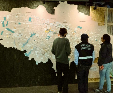 Personas observando un mapa