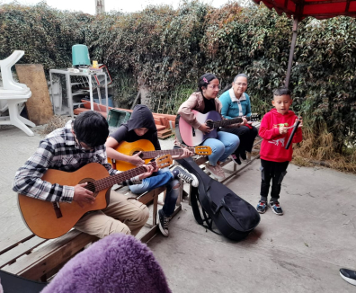 Jóvenes tocando instrumentos de cuerda