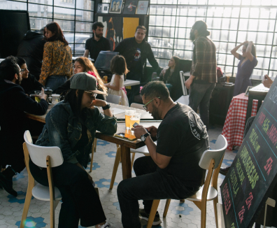 Personas reunidas en una cafetería