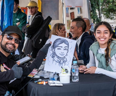 Artista pintando una caricatura