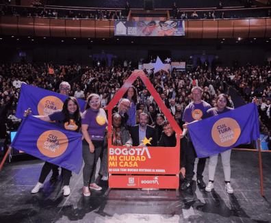 Foto del equipo de la Secretaría de Cultura con el teatro Jorge Eliécer Gaitán lleno de fondo