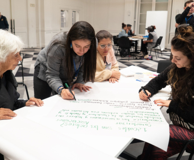 Personas en un taller