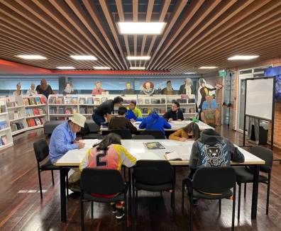 personas en biblioteca