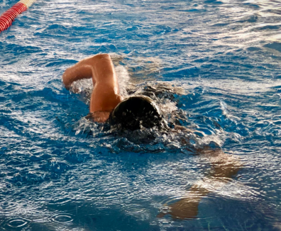 Persona nadando en la piscina del centro felicidad chapinero