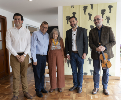 Maestra Beatriz González con sus hijos, alcalde Carlos Fernando Galán y Secretario de Cultura, Santiago Trujillo