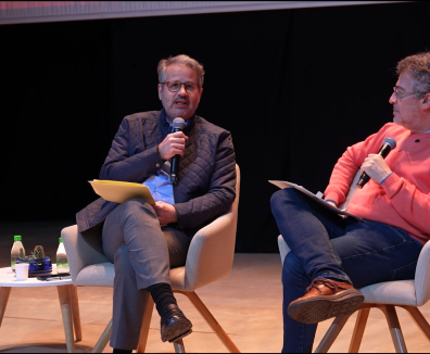  José Antonio Torre y Jorge Melguizo conversando en un auditorio