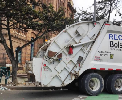 camión de basura en la calle de Bogotá