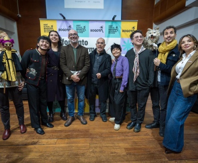 funcionarios en evento público