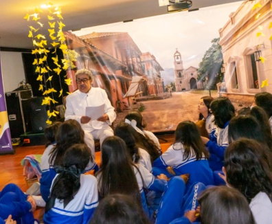 Personas en una lectura en una biblioteca