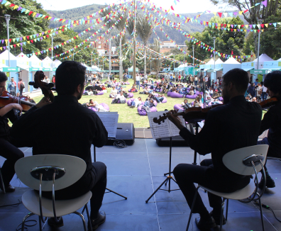 músicos tocando en vivo