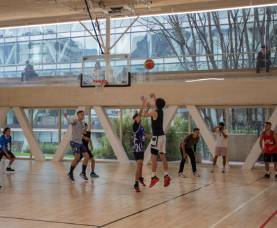 Fotografía de personas jugando Balonces en la arena polivalente del Centro Felicidad Chapinero