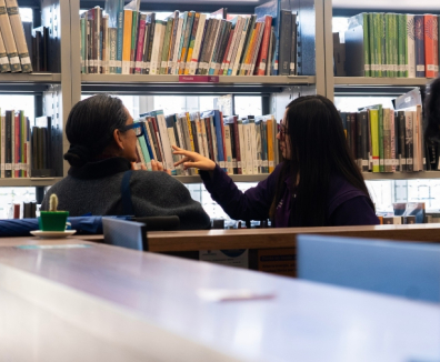 personas en biblioteca