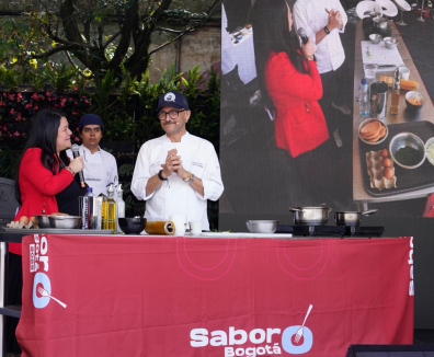 foto sabor bogota, cocineros al fondo