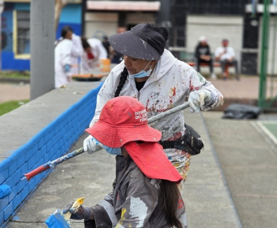 personas pintando en espacio público