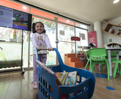 niña en biblioteca
