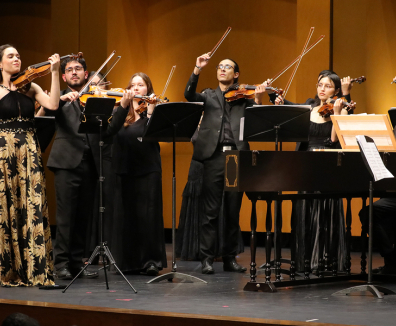 violinistas en escena