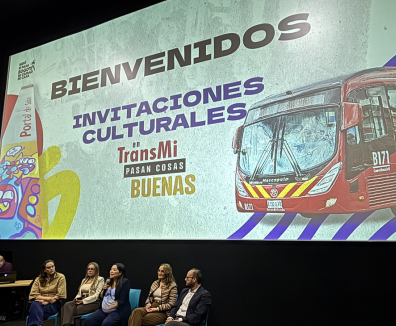 personas reunidas en cinemateca