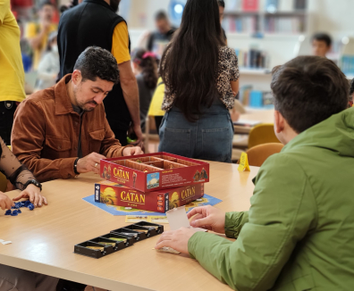 personas en biblioteca