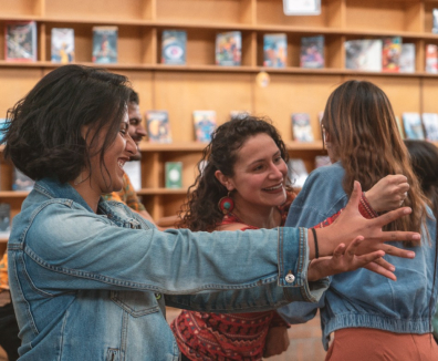 mujeres en biblioteca