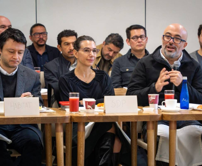 funcionarios en evento público