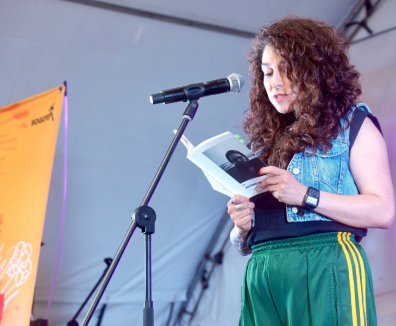 Persona declamando poesia en una tarima