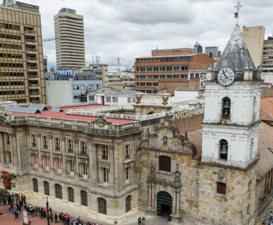 personas reunidas en espacio público
