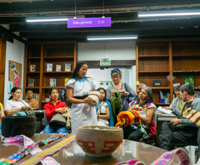 mujer en biblioteca