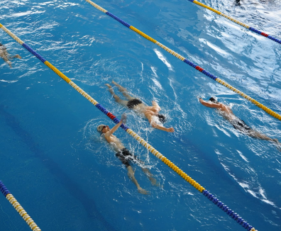 Fotografía de personas nadando en la piscina del Centro Felicidad Chapinero