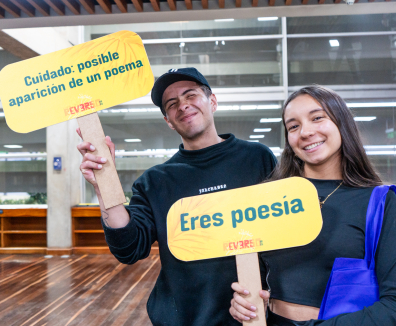 personas con carteles de reverso bogotá