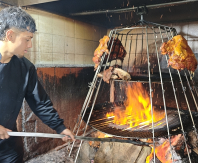 persona haciendo asado