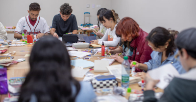 personas en aula haciendo manualidades