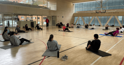 Fotografía de personas haciendo yoga