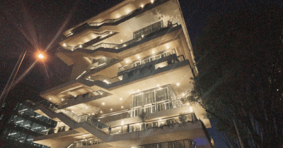 Fotografía del Centro Felicidad Chapinero de noche