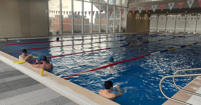 Fotografía de personas en práctica libre de piscina