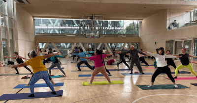 Fotografía de varias personas realizando actividad física 
