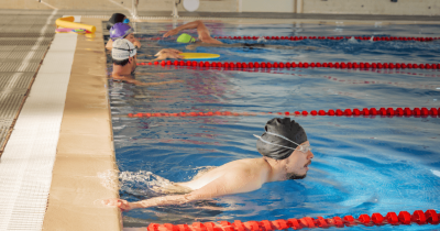 Fotografía de una persona nadando en la piscina del Centro Felicidad Chapinero