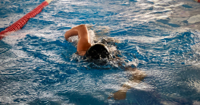 Persona nadando en la piscina del centro felicidad chapinero