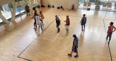 Fotografía de personas jugando en la arena polivalente del centro felicidad chapinero