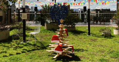 Fotografía de la terraza del centro felicidad chapinero con un arbol de navidad