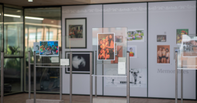 Fotografía de una exposición en el Centro Felicidad Chapinero