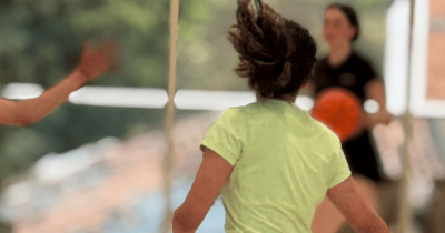 Fotografía de personas jugando baloncesto