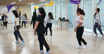 Fotografía de personas bailando en el aula de danza