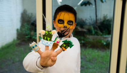 niño en halloween