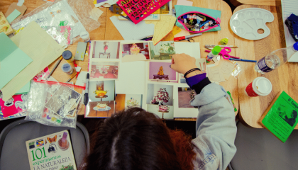 Fotografía en plano cenital de una persona haciendo manualidades