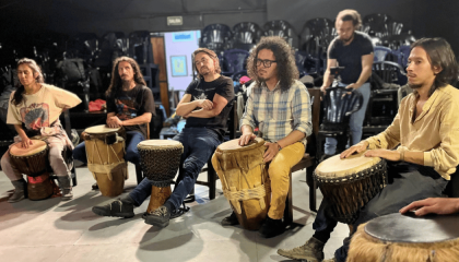 Fotografía de personas en un taller de percusión 