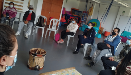Fotografía de un taller para adulto mayor