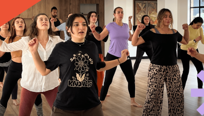 Fotografía de personas bailando en un taller