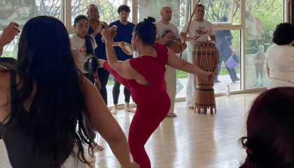 Personas haciendo capoeira