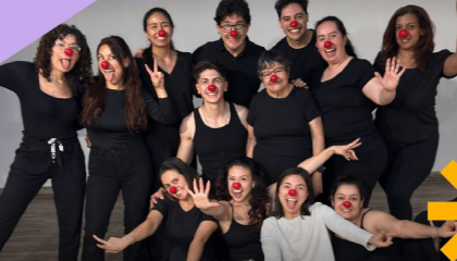 Grupo de personas con nariz de payaso posando a una foto